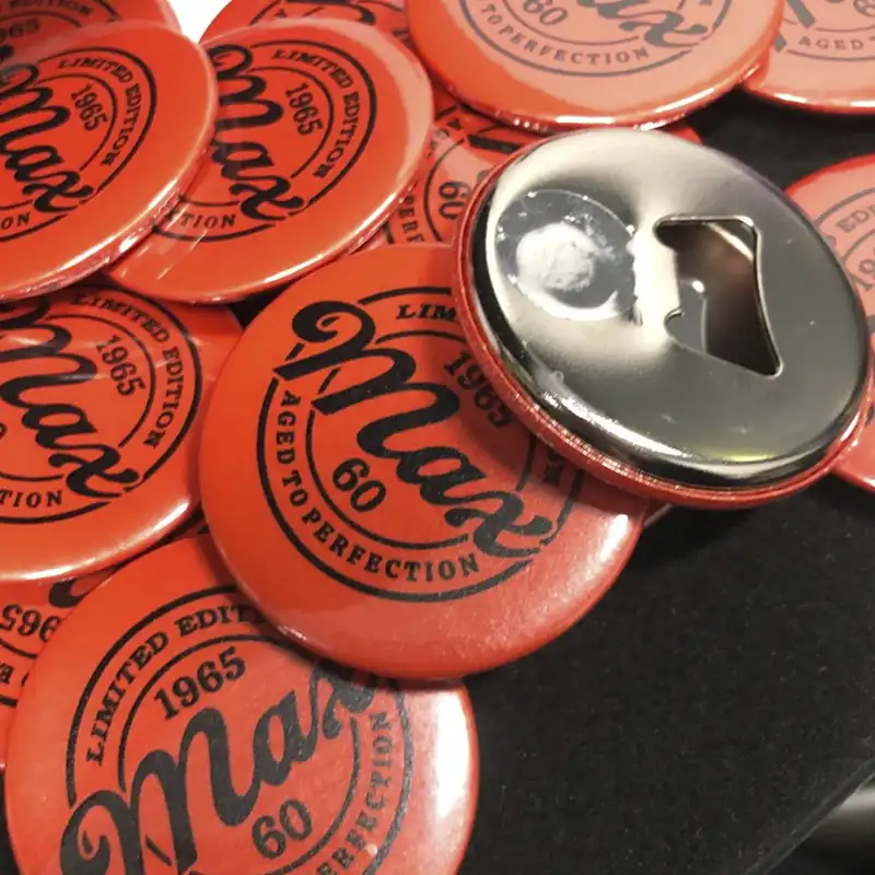 Apribottiglie-spille-personalizzata-con-logo-e-grafiche Apribottiglie o spilla personalizzato con logo o grafica