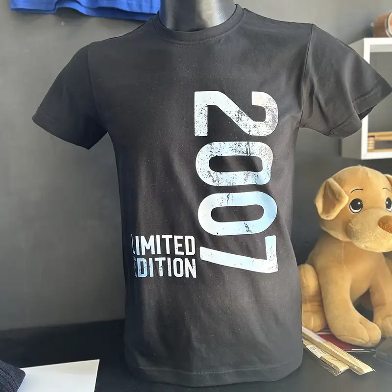 t-shirt-personalizzata-anno-di-nascita-damatec.jpg T-shirt personalizzata con stampa anno di nascita 2007 a Milano realizzata da Damatec